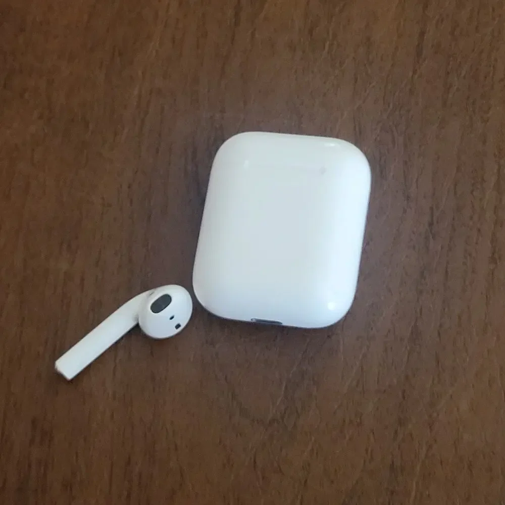 Apple AirPods 2nd Gen RIGHT Earbud A2032 with charging case